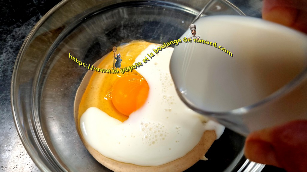 Dans un saladier mettre le levain l\\\'œuf et verser le lait