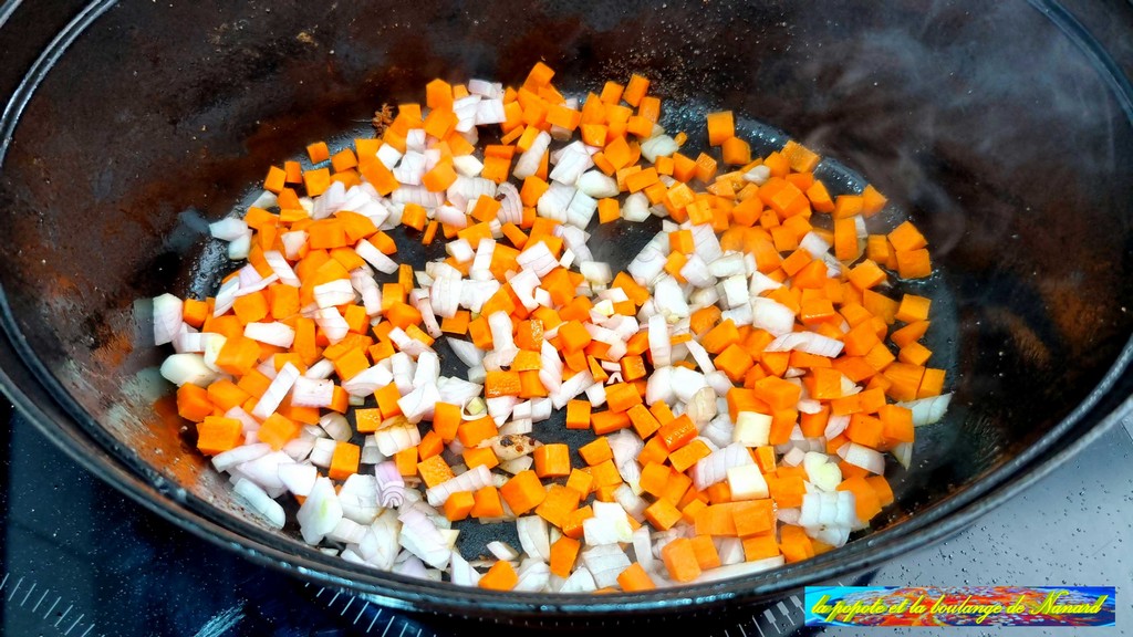 Débarrasser le gras puis jeter la garniture de carotte et d\\\'oignon dans la cocotte