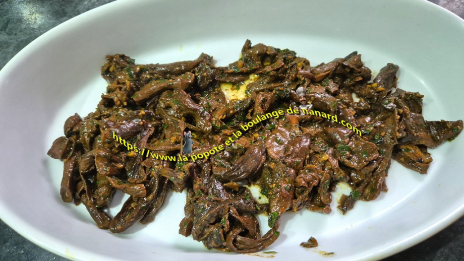 Débarrasser les cèpes dans un plat à four
