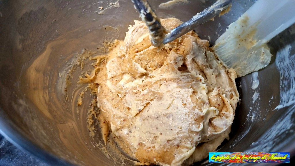 Décoller la pâte du crochet et des parois en cours de mélange du beurre