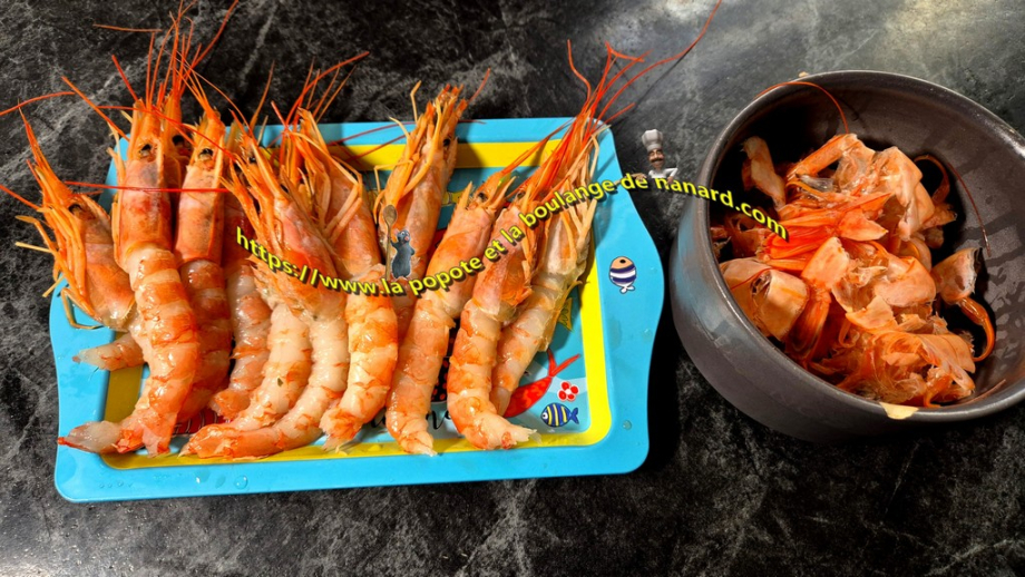 Décortiquer le corps des crevettes en conservant les carapaces pour le fumet
