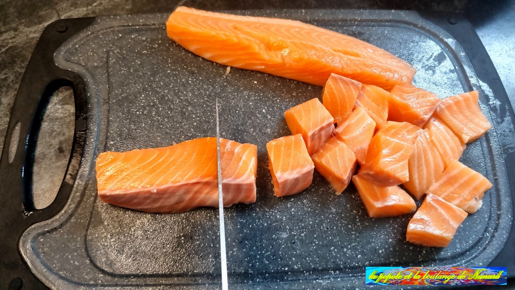 Découper en gros cubes le filet de saumon