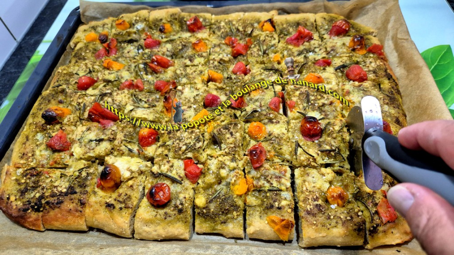 Découper la focaccia en bouchées