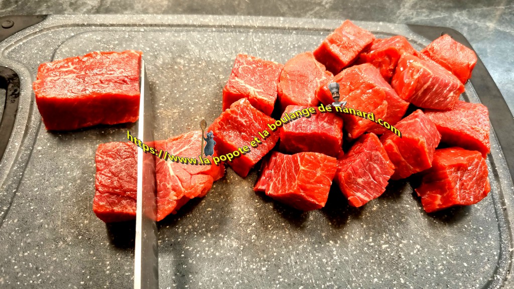 Découper la viande en morceaux réguliers de 30 gr environ