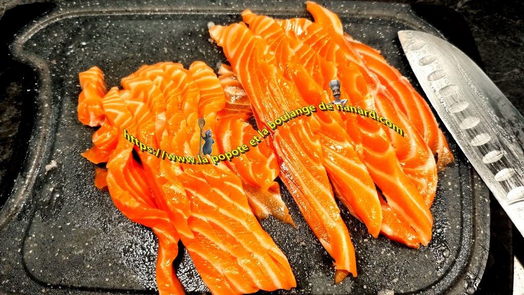 Découper le filet de saumon en fines tranches
