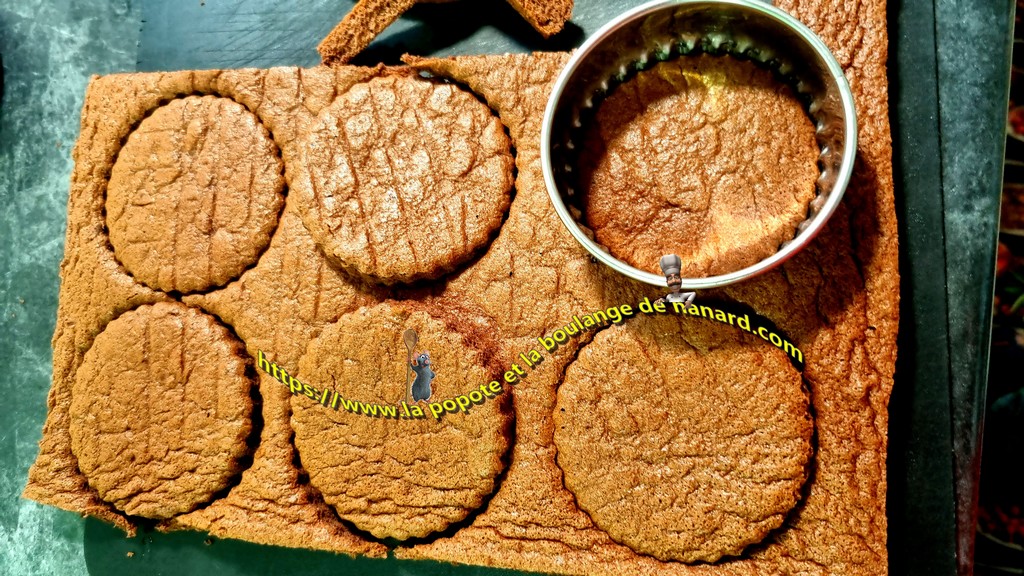 Découper le reste de biscuit aux dimensions des raviers à l\\\'aide d\\\'un emporte pièce cannelé