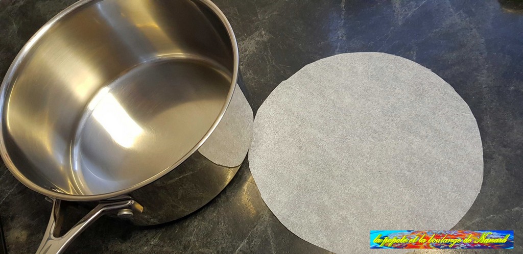 Découper un disque de papier sulfurisé du diamètre de la casserole