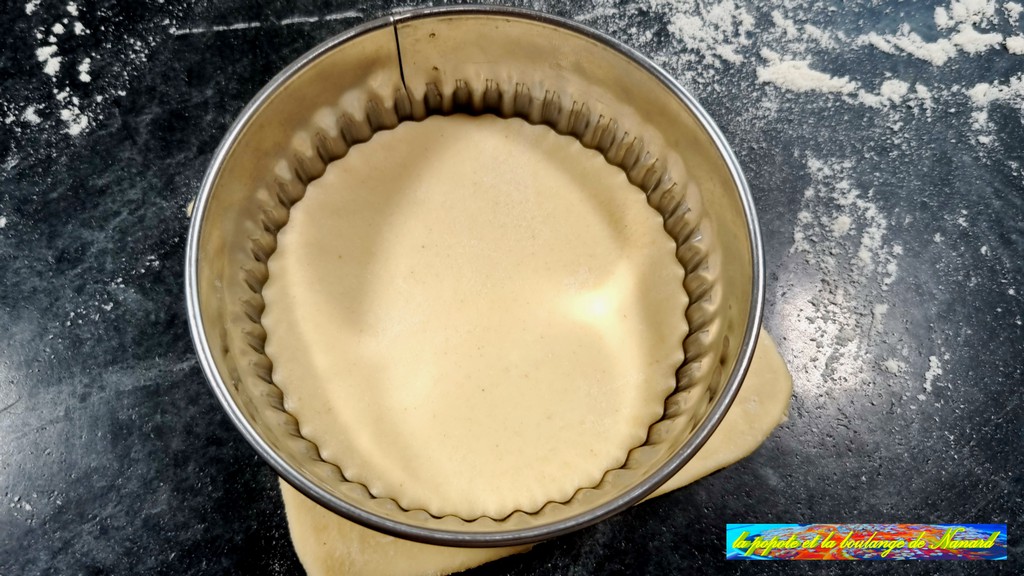 Découper un disque de pâte avec un emporte-pièce de 10 cm de diamètre dans chaque carré