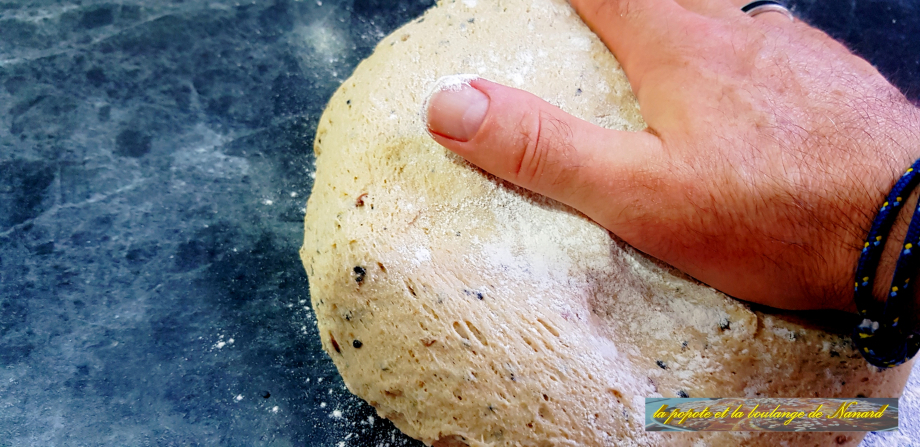 Dégazer la pâte avec la paume de la main