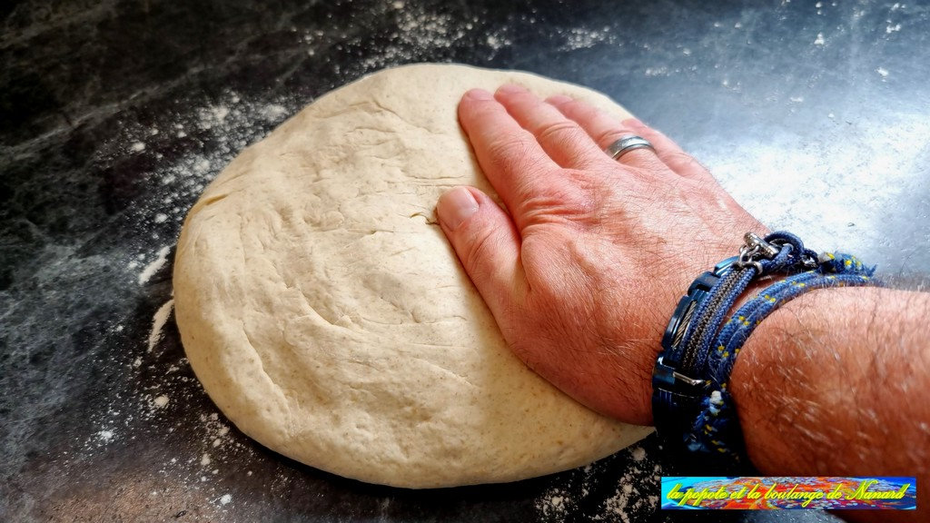 Dégazer la pâte avec la paume de la main
