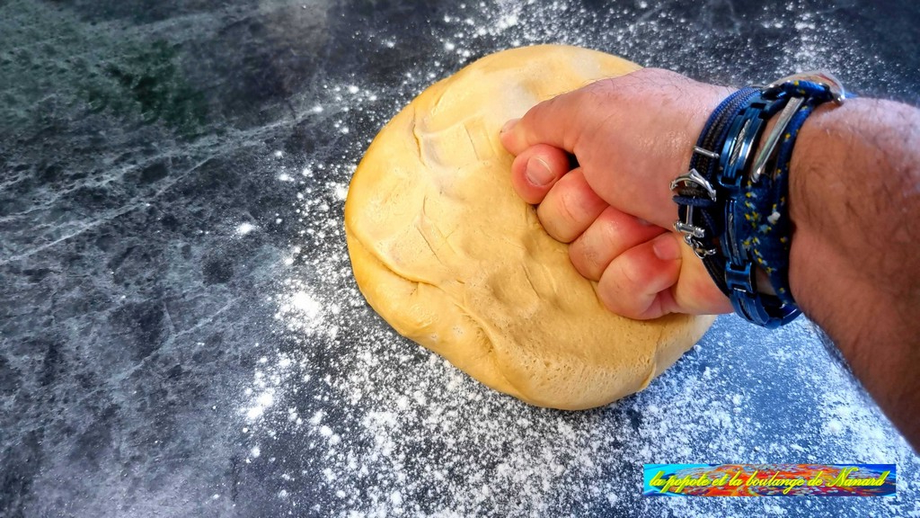 Dégazer la pâte avec le poing (2)