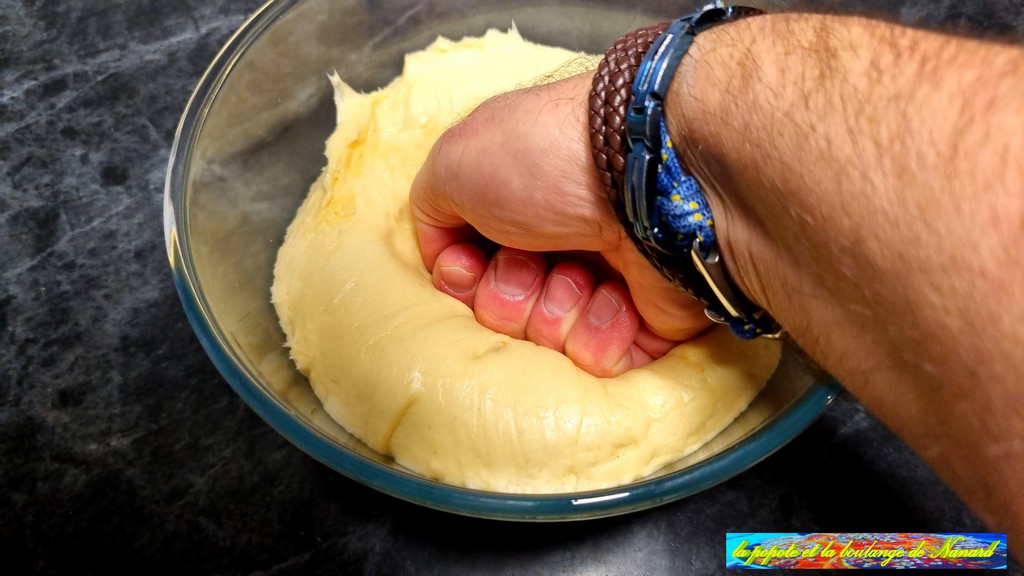 Dégazer la pâte avec le poing