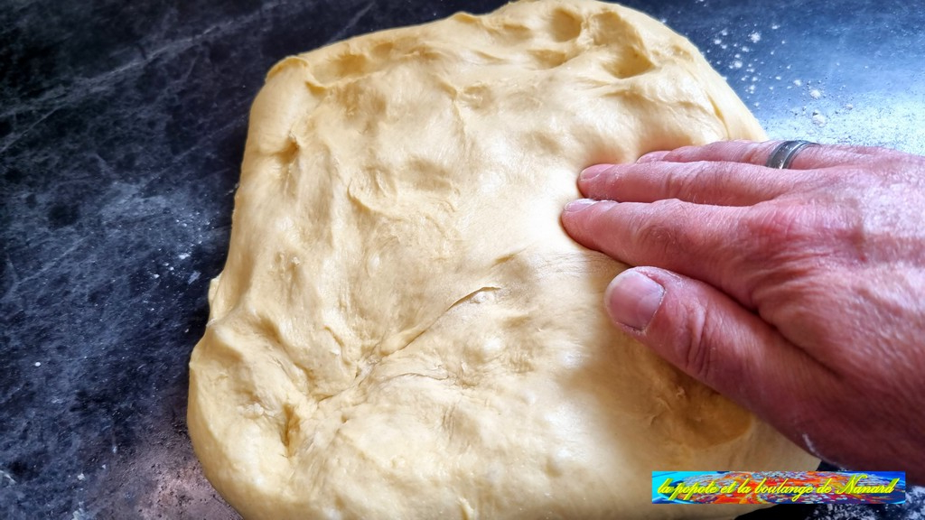 Dégazer la pâte en appuyant fortement dessus avec les doigts