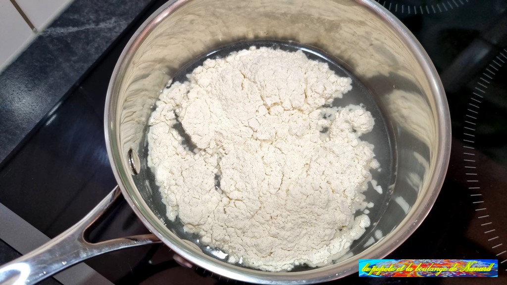Délayer la farine avec l\\\'eau dans une casserole