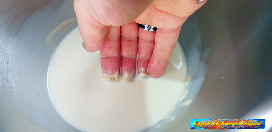 Délayer la levure dans le lait tiède