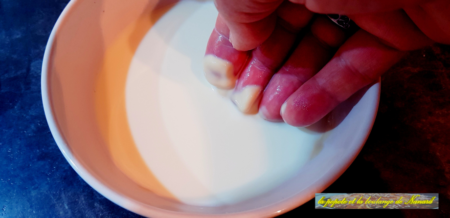 Délayer la levuredans le lait tiède (30°C maximum)