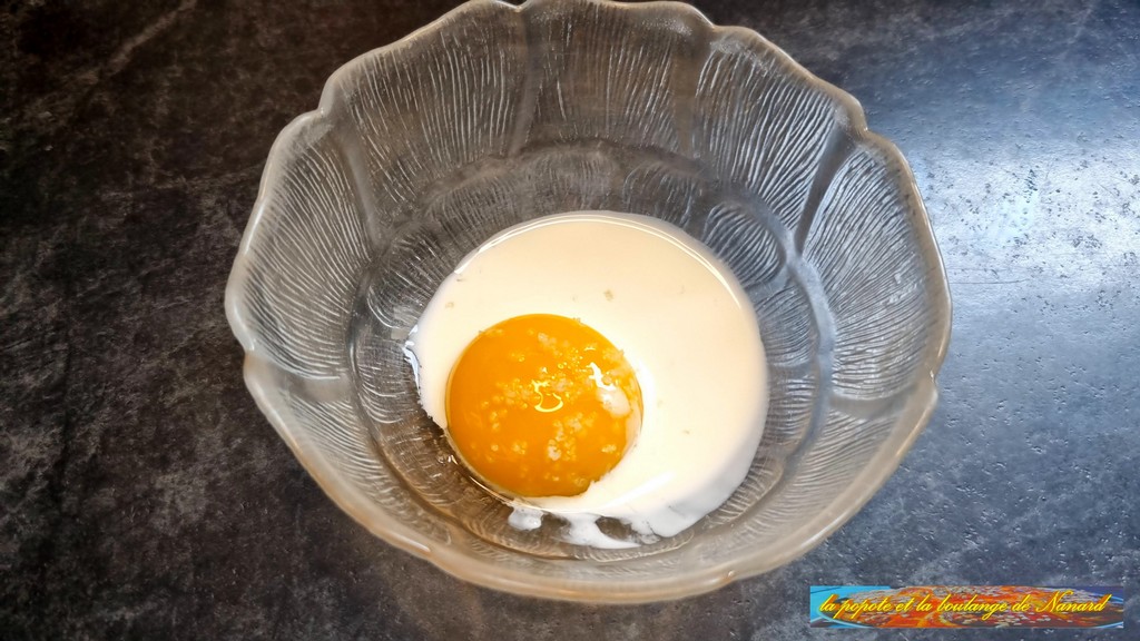 Délayer le jaune d\\\'œuf avec une pincée de sel fin dans une cuillère à soupe de crème liquide