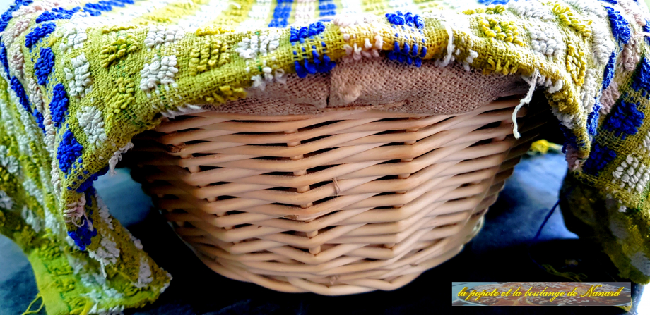 Déposer la pâte dans le banneton, couvrir du linge puis réserver une nuit complète au frais