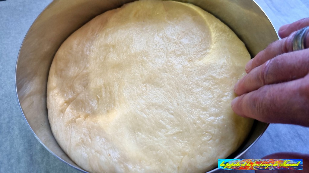 Déposer la pâte dans le cercle sur une plaque sulfurisée