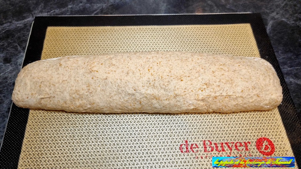 Déposer le pain sur un tapis silicone perforé