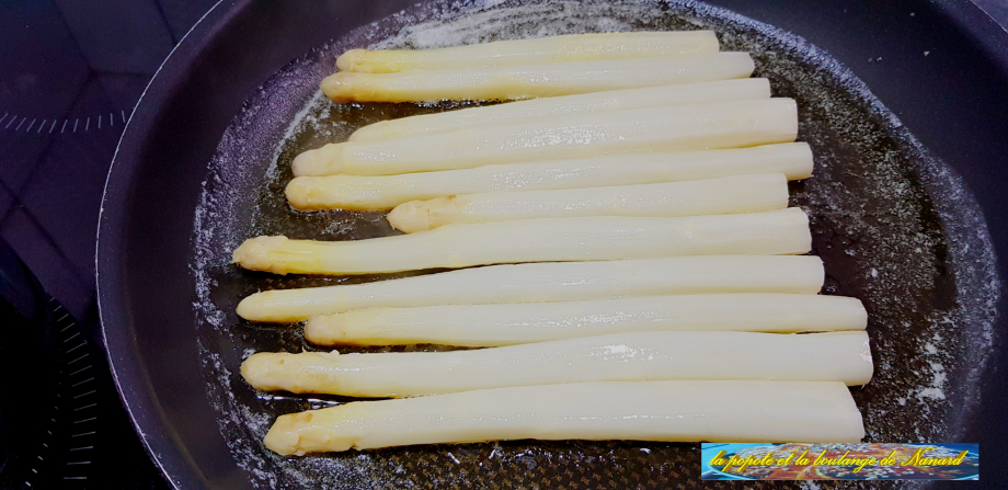 Déposer les asperges dans le beurre chaud