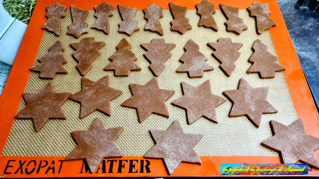 Déposer les biscuits sur une plaque à pâtisserie couverte d\\\'un tapis de cuisson