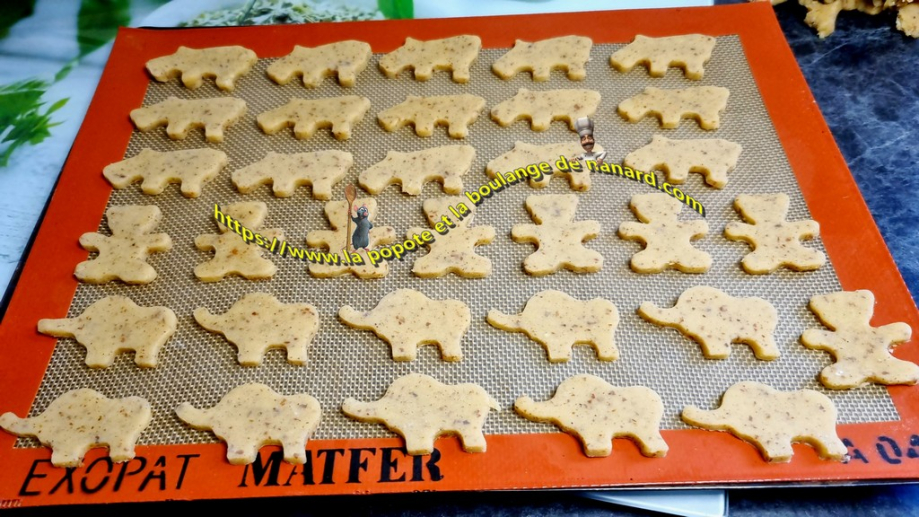 Déposer les biscuits sur une plaque sufurisée ou avec un tapis de cuisson silicone