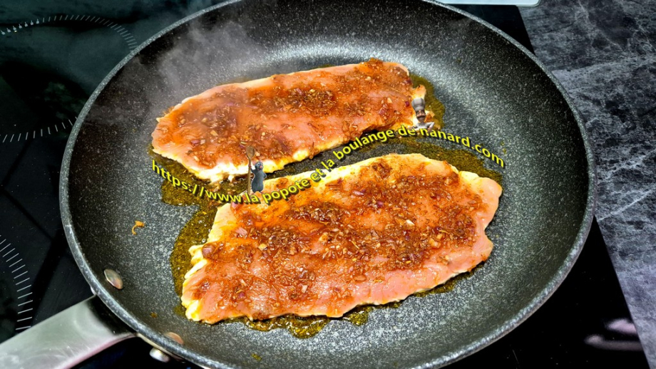 Déposer les escalopes dans la poêle bien chaude