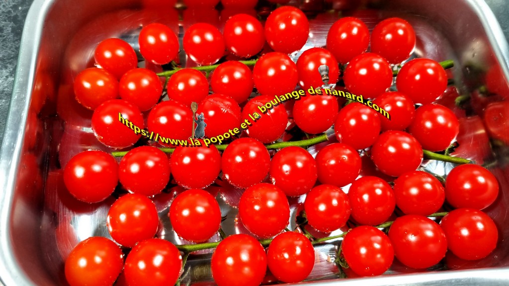 Déposer les grappes de tomates dans un plat à four
