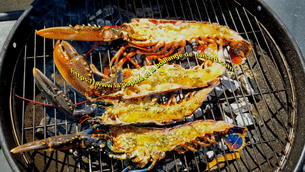 Déposer les moitiés de homard sur la grille du barbecue aux braises bien chaudes