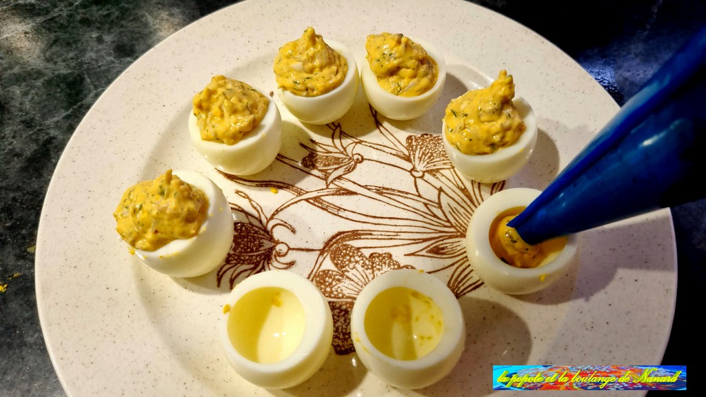 Déposer les œufs sur un plat puis les garnir généreusement de garniture