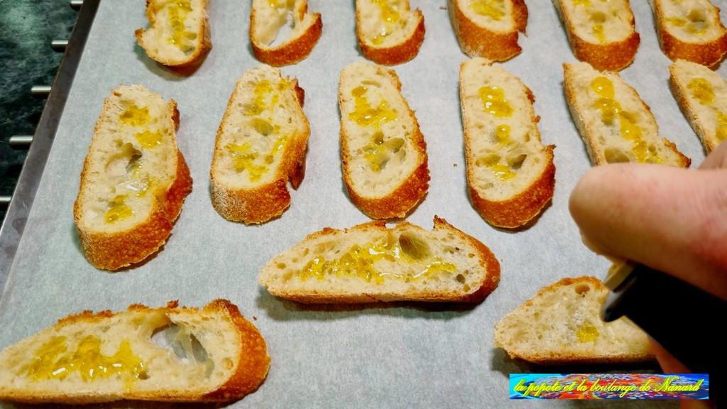 Déposer les tranches de pain sur plaque sulfurisée puis les arroser d\\\'un filet d\\\'huile d\\\'olive