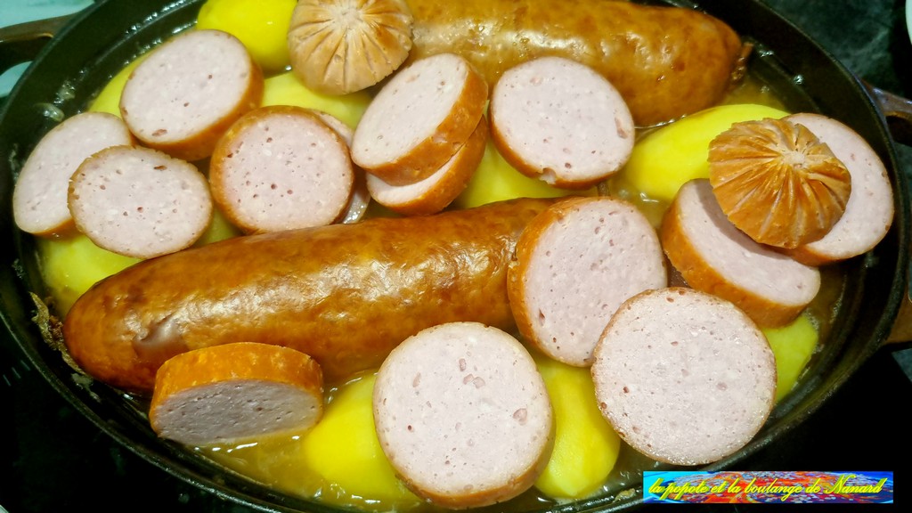 Déposer les tranches de saucisson à l\\\'ail puis laisser les chauffer 5 minutes à couvert