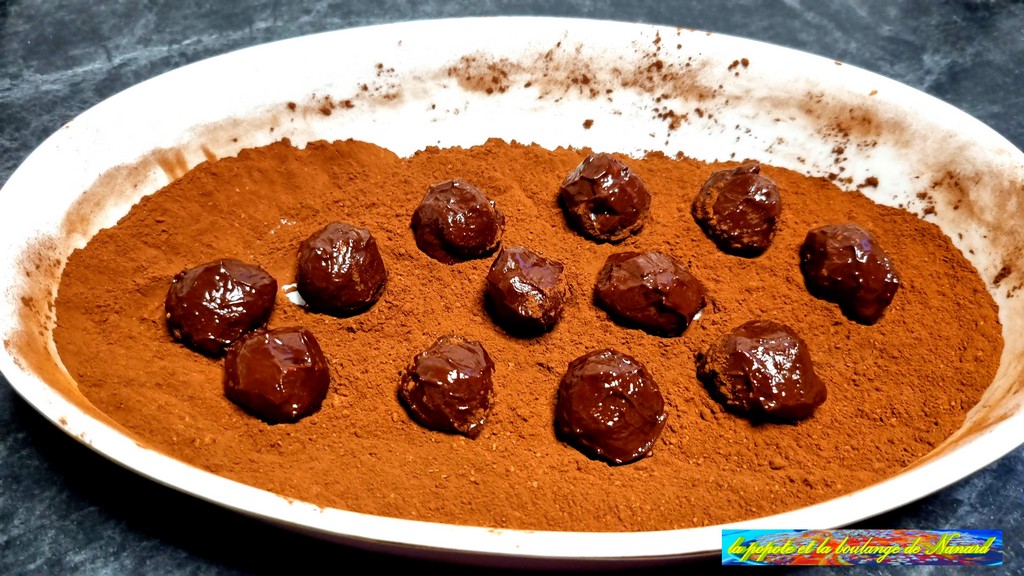 Déposer les truffes dans le plat contenant la poudre de cacao