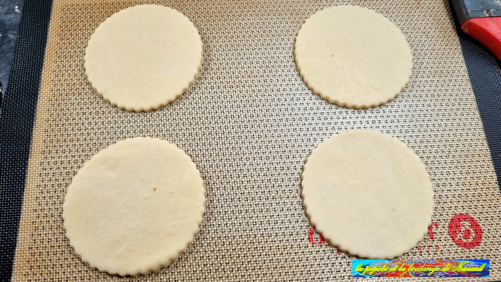 Déposer quatre disque de pâte sur un tapis de cuisson posé sur une plaque à pâtisserie