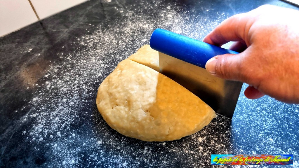 Déposer sur le plan de travail fariné puis diviser la pâte en deux