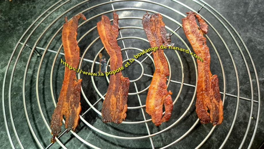Déposer sur une grille afin d\\\'éviter que le lard ne ramolisse