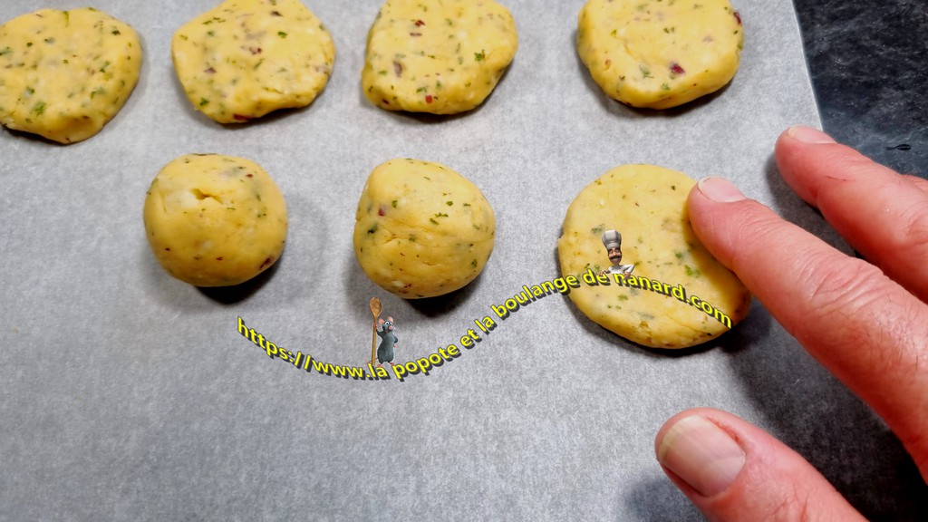 Déposer sur une plaque sulfurisée puis écraser pour former la croquette