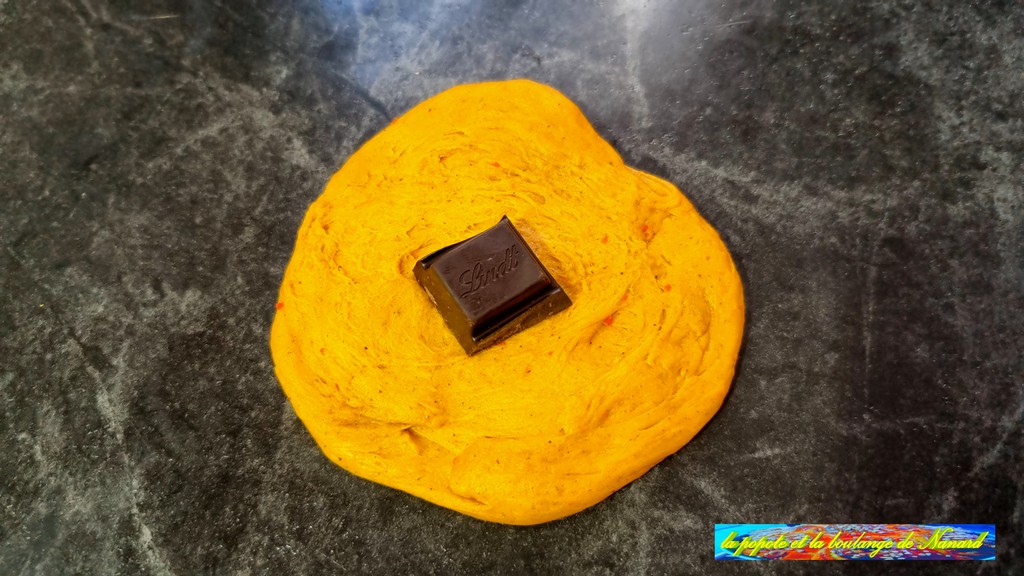 Déposer un carré de chocolat au centre du pâton