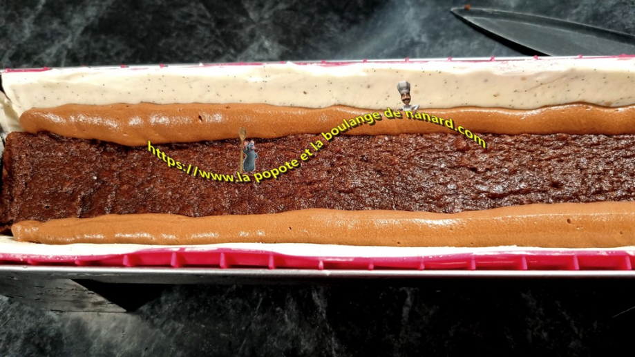 Déposer un cordon de mousse sur les bords du biscuit pour combler le vide