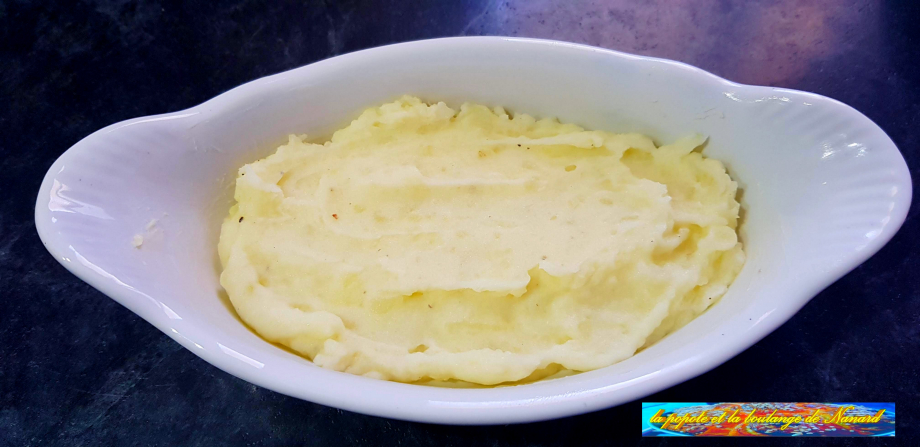 Déposer une bonne épaisseur de purée dans un plat à gratin beurré