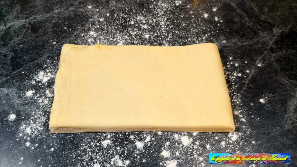 Déposer une moitié de la pâte feuilletée sur le plan de travail fariné