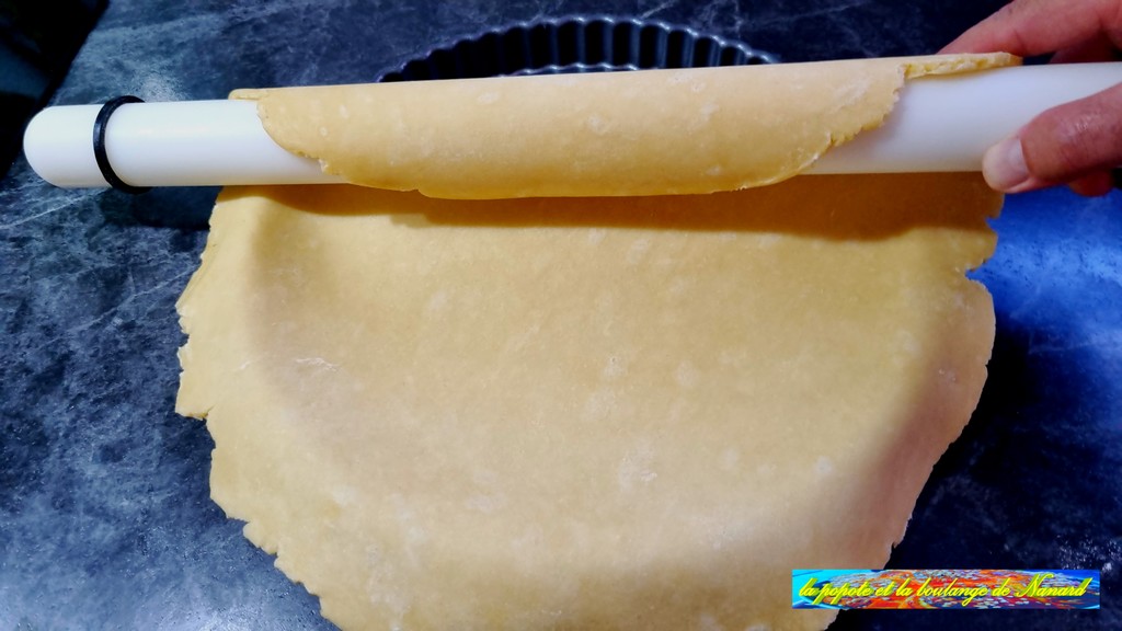 Dérouler la pâte délicatement sur le moule à tarte