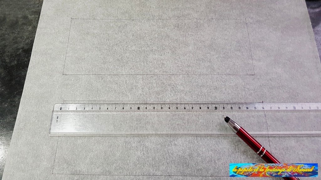 Dessiner deux rectangles de 26 x 8 cm sur une feuille de papier sulfurisé