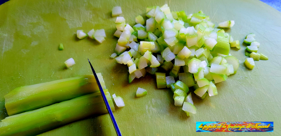 Détaiiler le reste des queues d\\\'asperges en petits dés