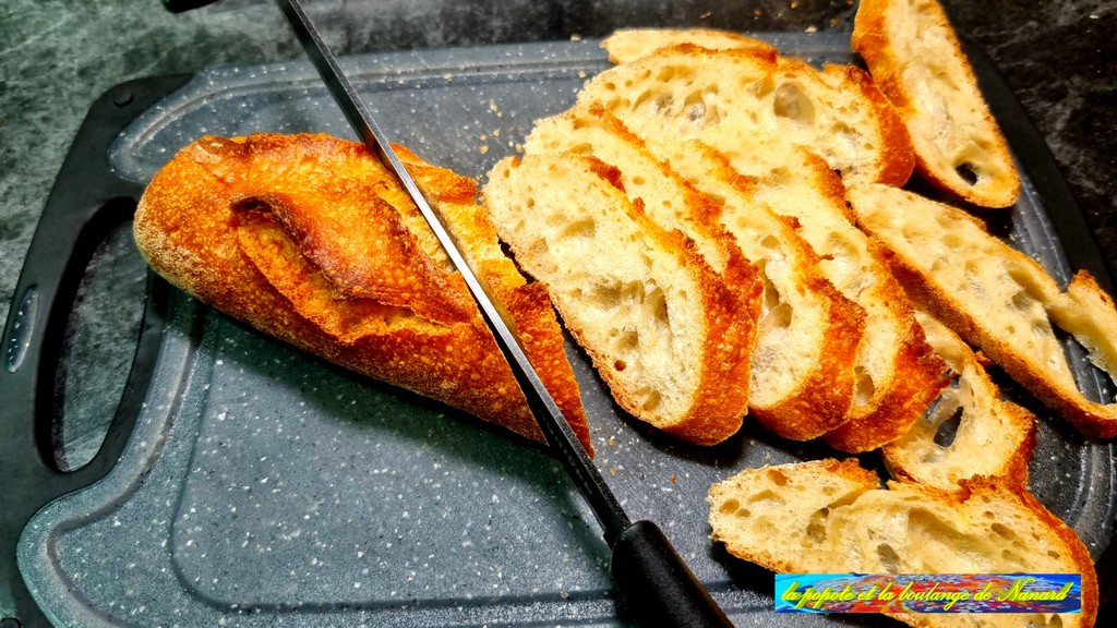 Détailler la moitié de baguette en tranches