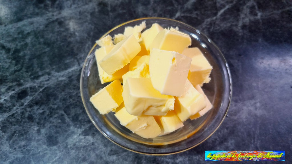 Détailler le beurre en cubes puis le réserver au frais