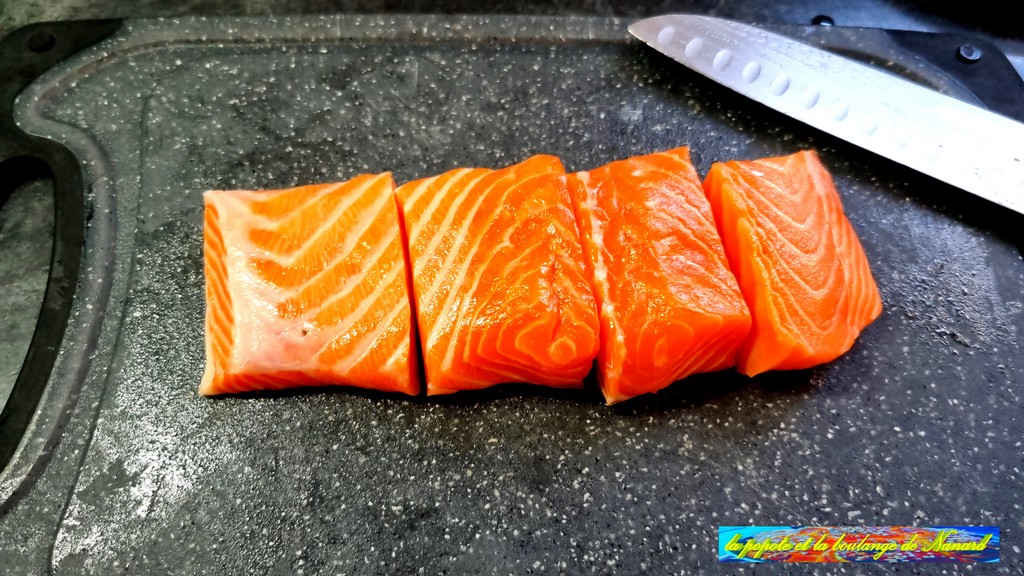 Détailler le pavé de saumon en quatre