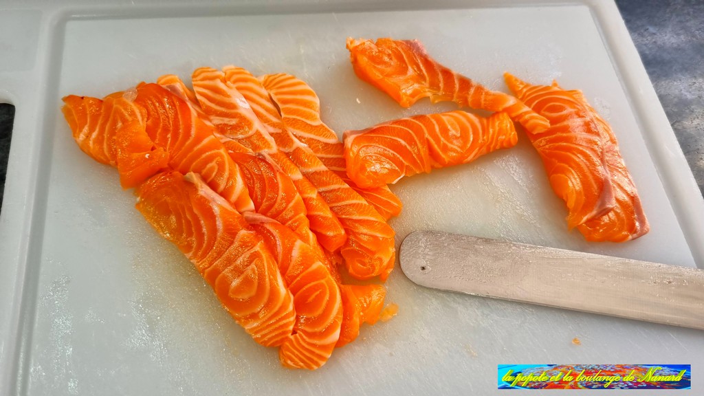 Détailler le saumon en fines lamelles