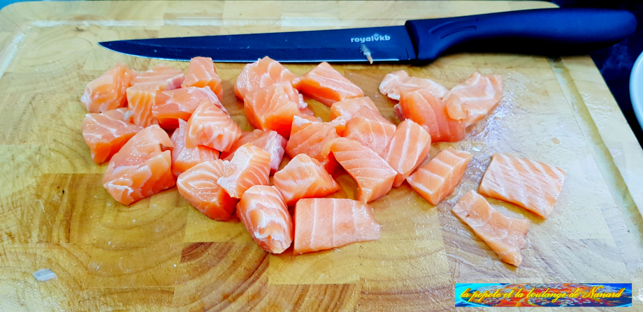 Détailler le saumon frais en cubes moyens